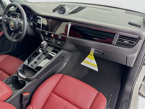 New 2026 Porsche Macan image 31