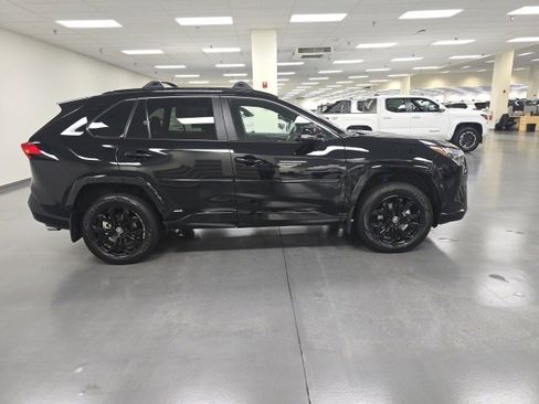 Used 2024 Toyota RAV4 SE image 5