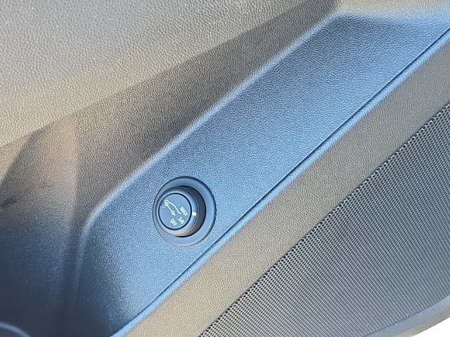 Used 2018 Chevrolet Equinox LT FWD image 19