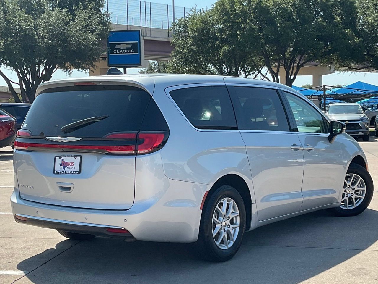 Used 2024 Chrysler Pacifica Touring-L FWD image 3