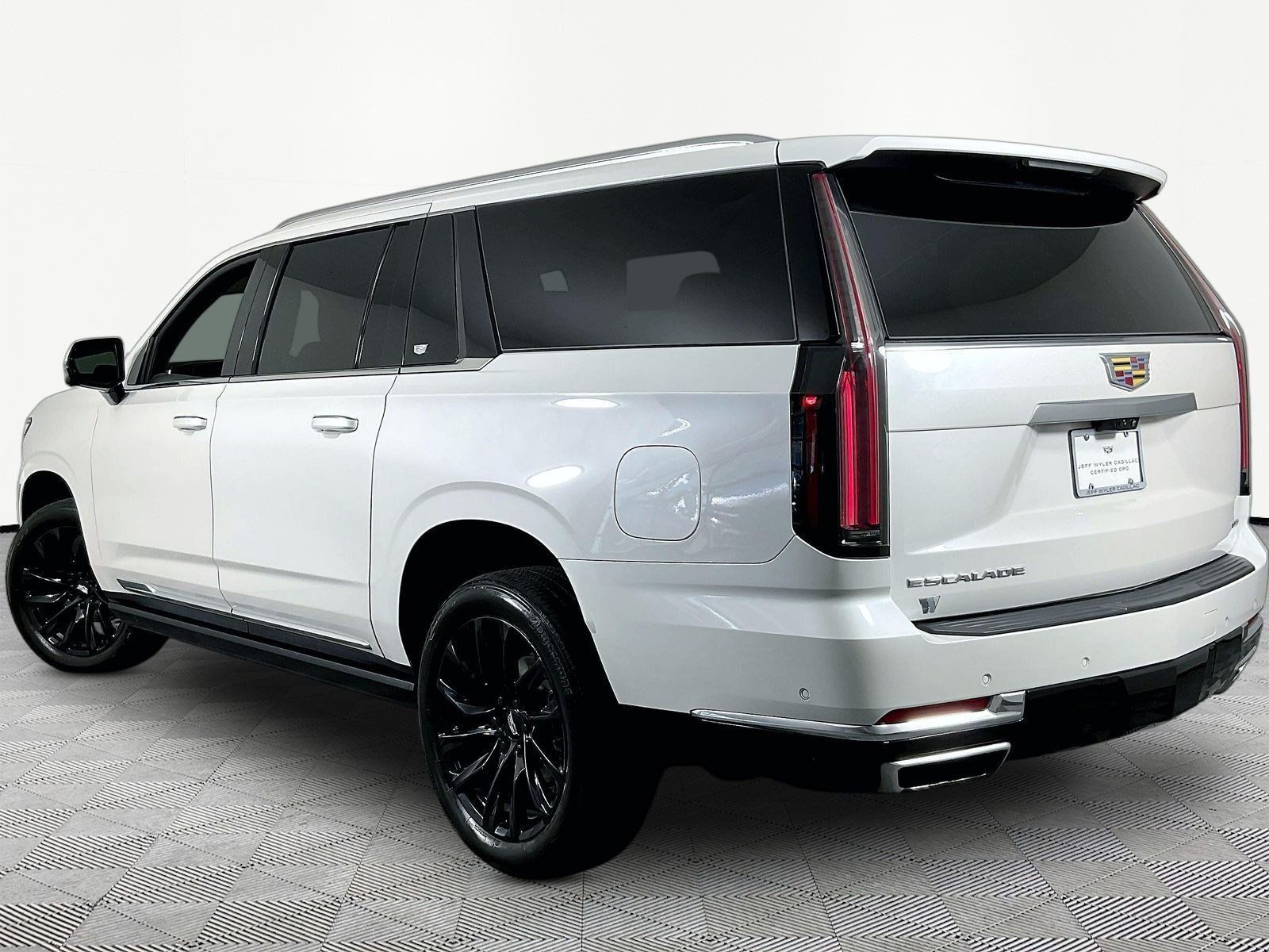 Used 2025 Cadillac Escalade ESV Premium Luxury w/ Touring Package AWD/4WD image 4