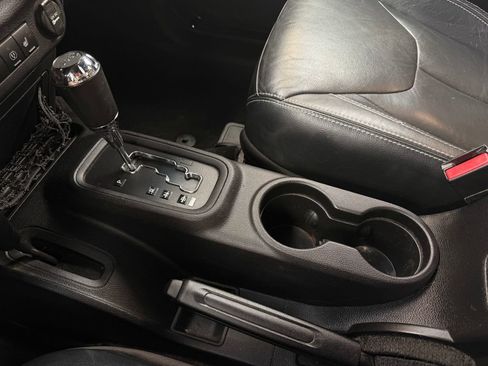 Used 2015 Jeep Wrangler Rubicon w/ Power Convenience Group AWD/4WD image 18