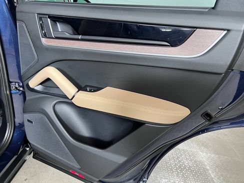 Certified 2025 Porsche Cayenne AWD/4WD image 24