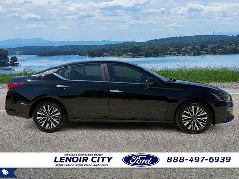 Used 2025 Nissan Altima 2.5 SV FWD image 2