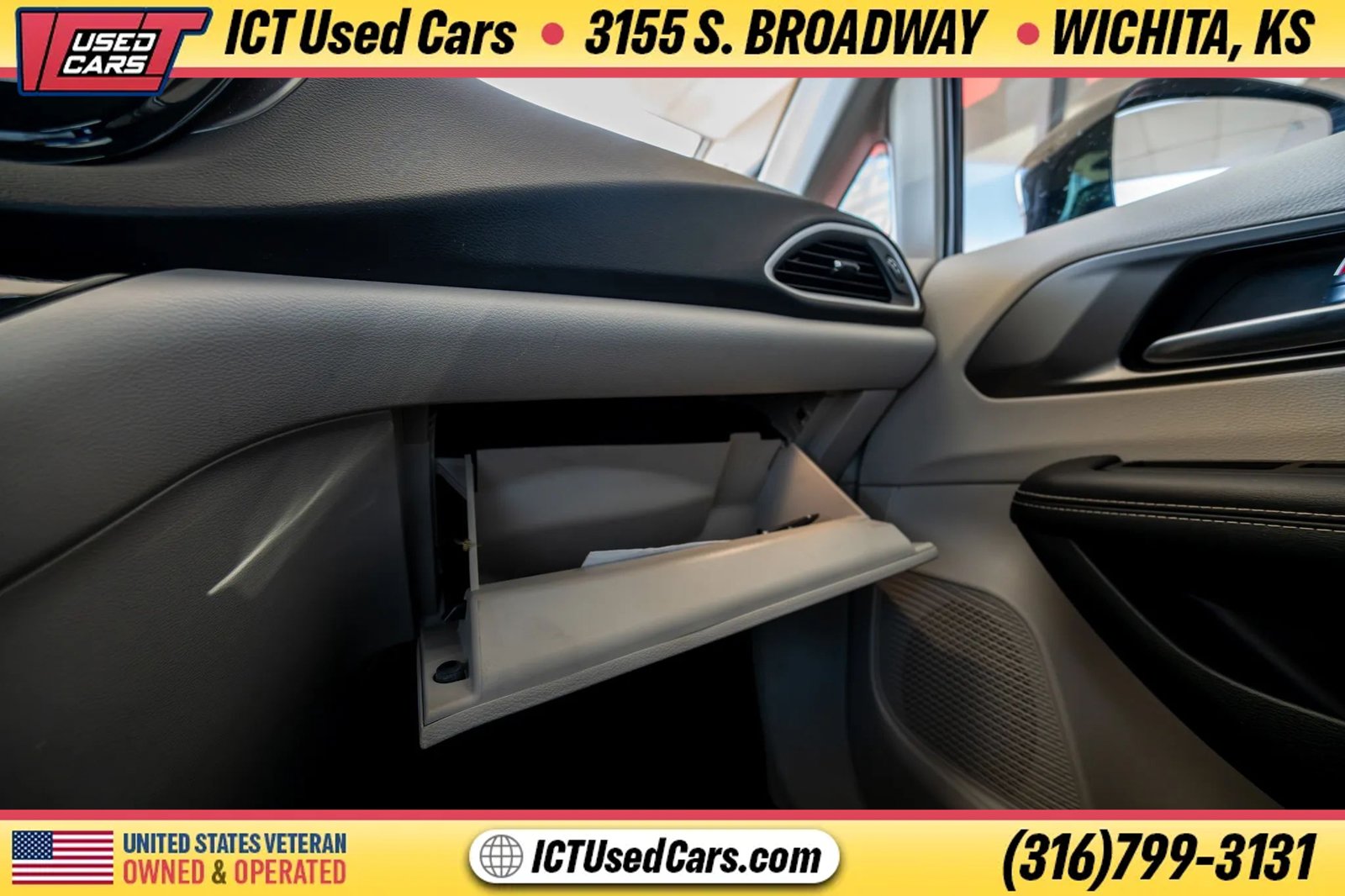 Used 2024 Chrysler Pacifica Touring-L FWD image 25