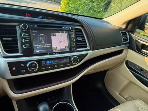 Used 2018 Toyota Highlander XLE AWD/4WD image 5