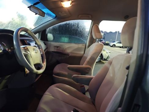 Used 2014 Toyota Sienna L FWD image 11