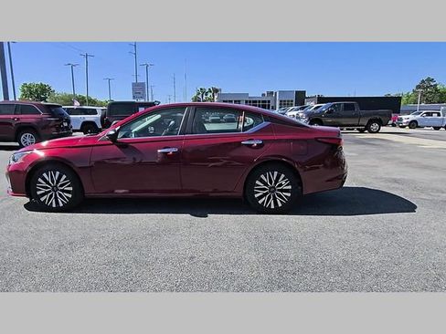 Used 2025 Nissan Altima 2.5 SV FWD image 29