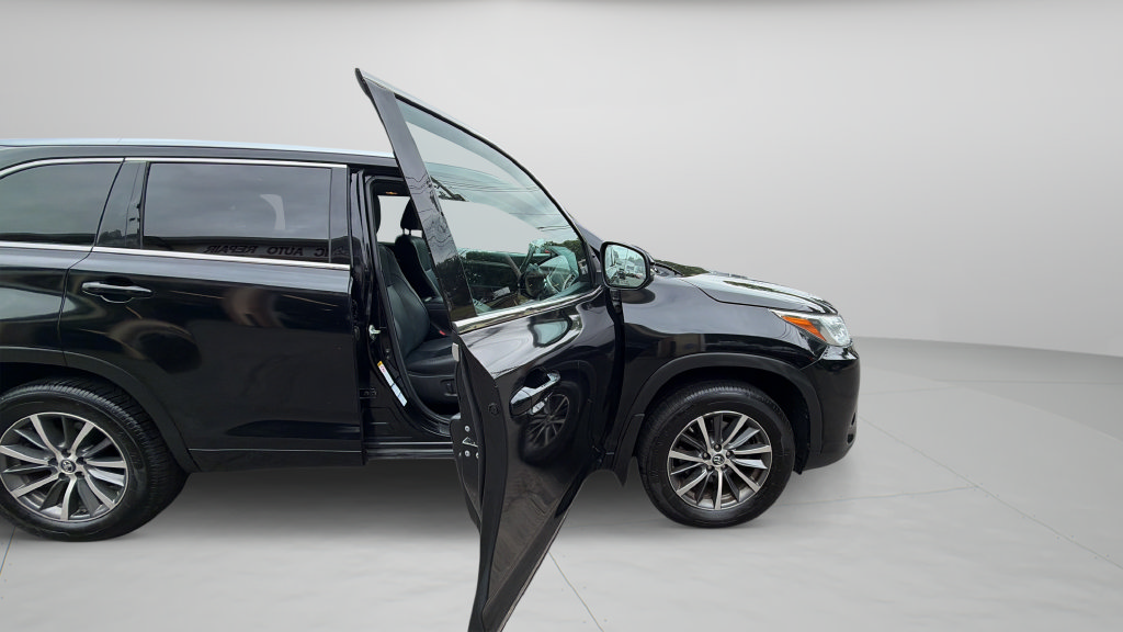 Used 2018 Toyota Highlander XLE AWD/4WD image 28