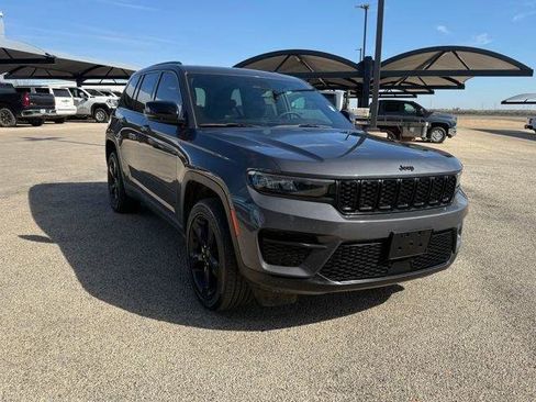 Used 2023 Jeep Grand Cherokee Altitude image 2