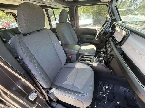 Used 2025 Jeep Wrangler Unlimited Sport AWD/4WD image 9