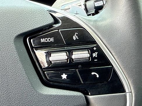 Used 2025 Kia Niro EX FWD image 25