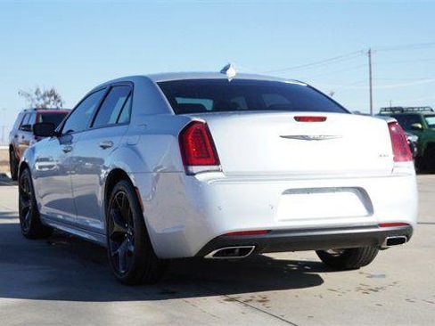 Certified 2022 Chrysler 300 Touring L image 7