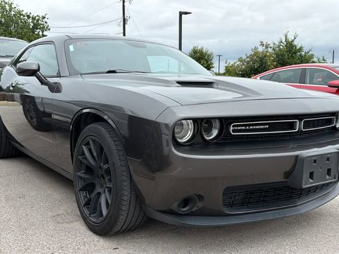 Used 2017 Dodge Challenger SXT RWD image 3