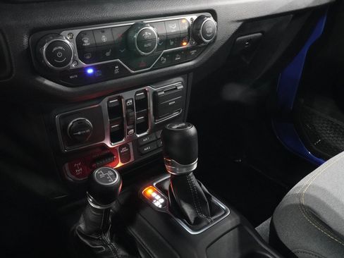 Used 2024 Jeep Wrangler Unlimited AWD/4WD image 17