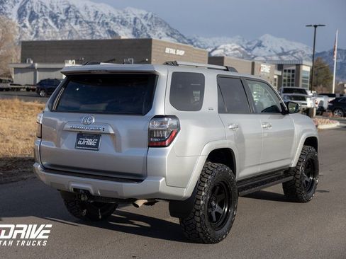 Used 2022 Toyota 4Runner SR5 Premium image 10