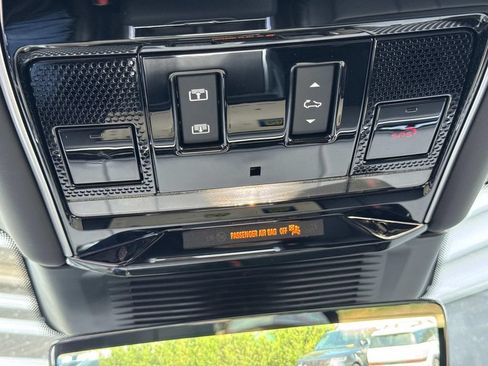 Certified 2025 Land Rover Range Rover Autobiography AWD/4WD image 24