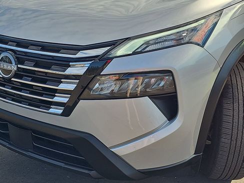 Used 2024 Nissan Rogue SV image 33