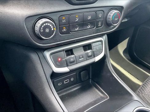 Used 2024 GMC Terrain SLE FWD image 25