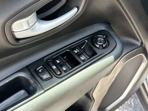 Used 2023 Jeep Renegade Latitude AWD/4WD image 19