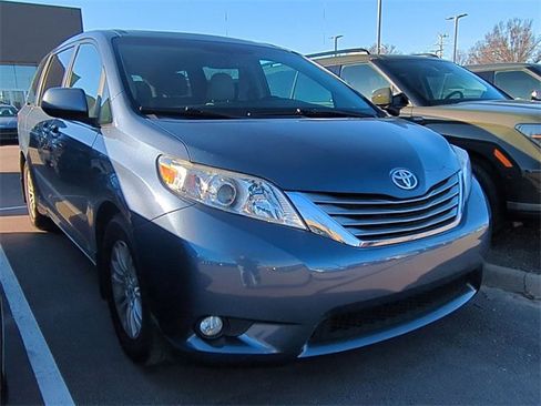 Used 2017 Toyota Sienna L image 5