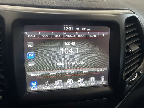 Used 2018 Jeep Cherokee Latitude Plus w/ Cold Weather Group image 23