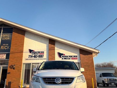 Used 2013 Volkswagen Routan SE image 1