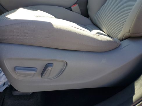 Used 2021 Toyota Highlander LE image 20