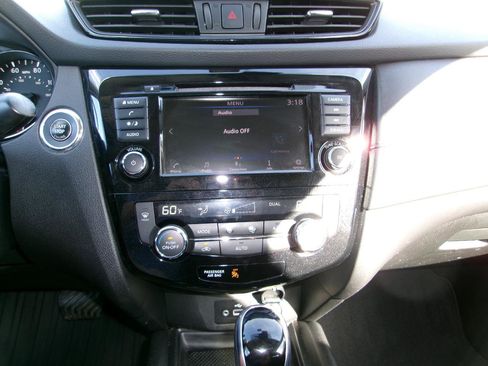 Used 2020 Nissan Rogue SV image 20