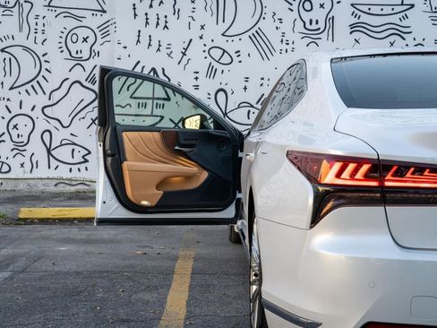 Used 2024 Lexus LS 500 image 11