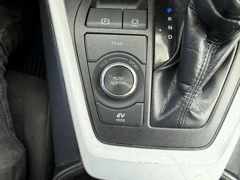 Used 2021 Toyota RAV4 LE AWD/4WD image 20