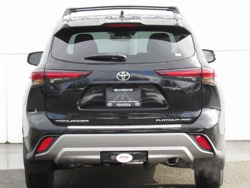 New 2025 Toyota Highlander Platinum image 7