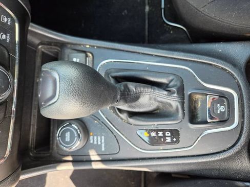 Used 2020 Jeep Cherokee Latitude w/ Advanced Safety Group AWD/4WD image 9