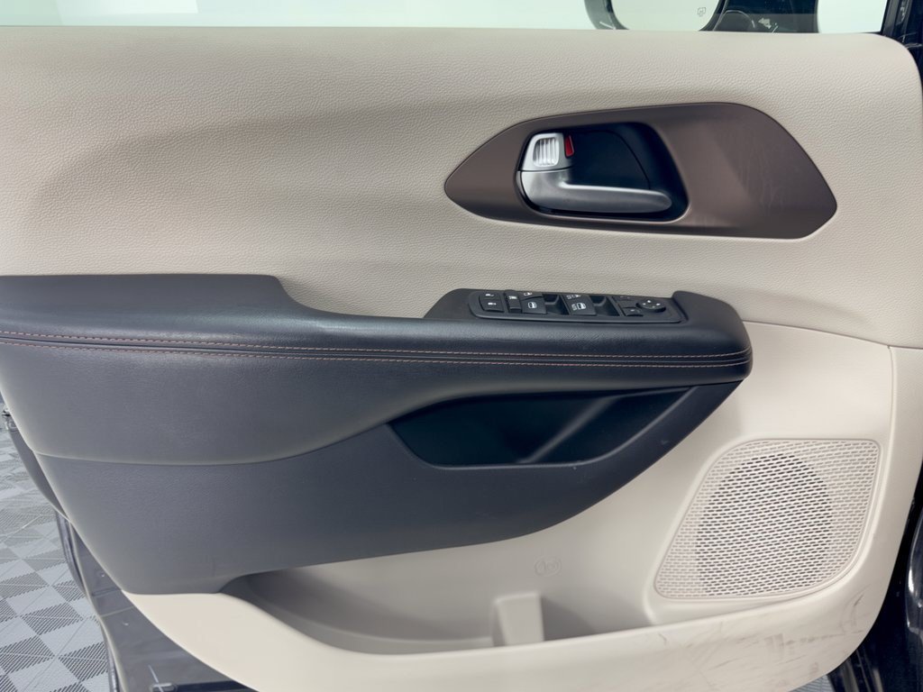 Used 2019 Chrysler Pacifica Touring-L FWD image 14