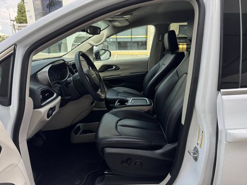 Used 2024 Chrysler Pacifica Touring-L FWD image 29