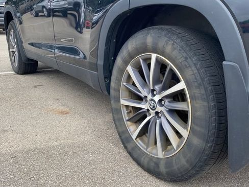 Used 2019 Toyota Highlander XLE AWD/4WD image 11