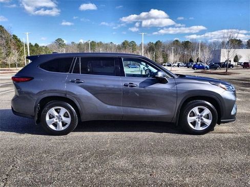 Used 2021 Toyota Highlander LE image 3