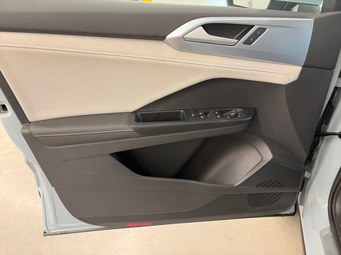 Certified 2025 Volkswagen Taos SE w/ Panoramic Sunroof Package AWD/4WD image 21