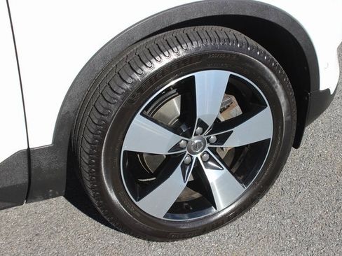 Used 2019 Volvo XC40 T5 Momentum image 34