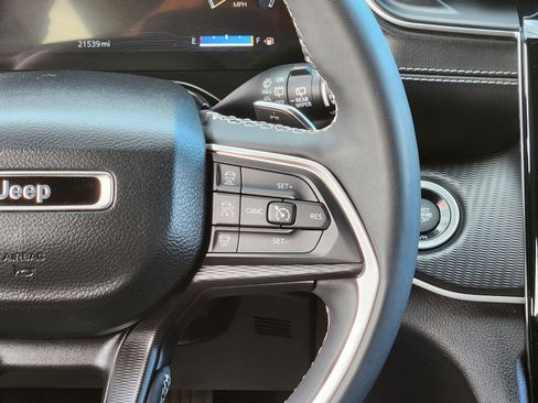 Used 2023 Jeep Grand Cherokee L Laredo image 32