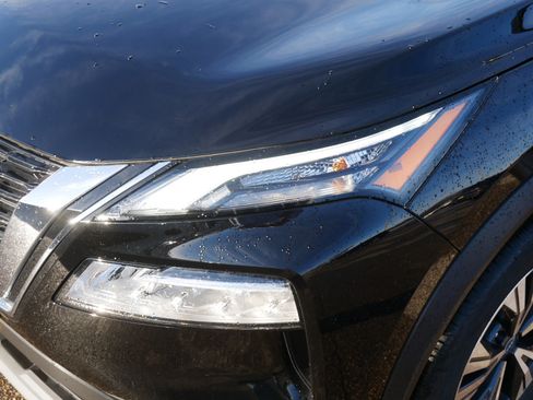 Used 2023 Nissan Rogue SV image 16