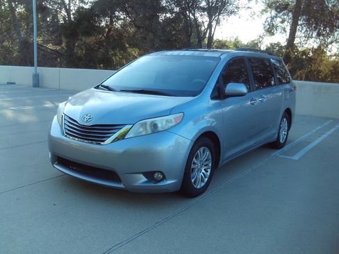 Used 2012 Toyota Sienna XLE w/ Premium Pkg FWD image 10