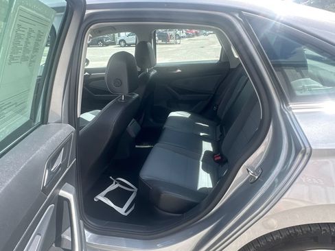 Used 2025 Volkswagen Jetta SE FWD image 11