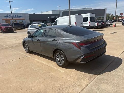 Used 2025 Hyundai Elantra Hybrid FWD image 6