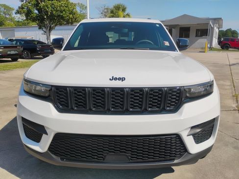 Used 2023 Jeep Grand Cherokee Altitude AWD/4WD image 3