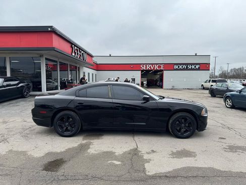 Used 2013 Dodge Charger SE image 2