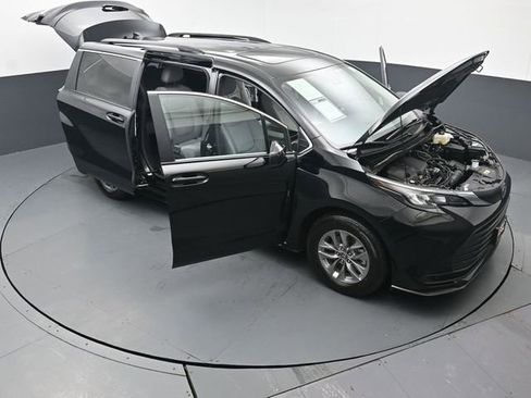 Used 2025 Toyota Sienna LE image 60