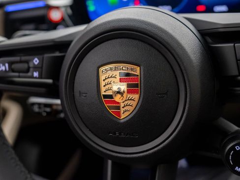 Certified 2025 Porsche Macan Electric image 26