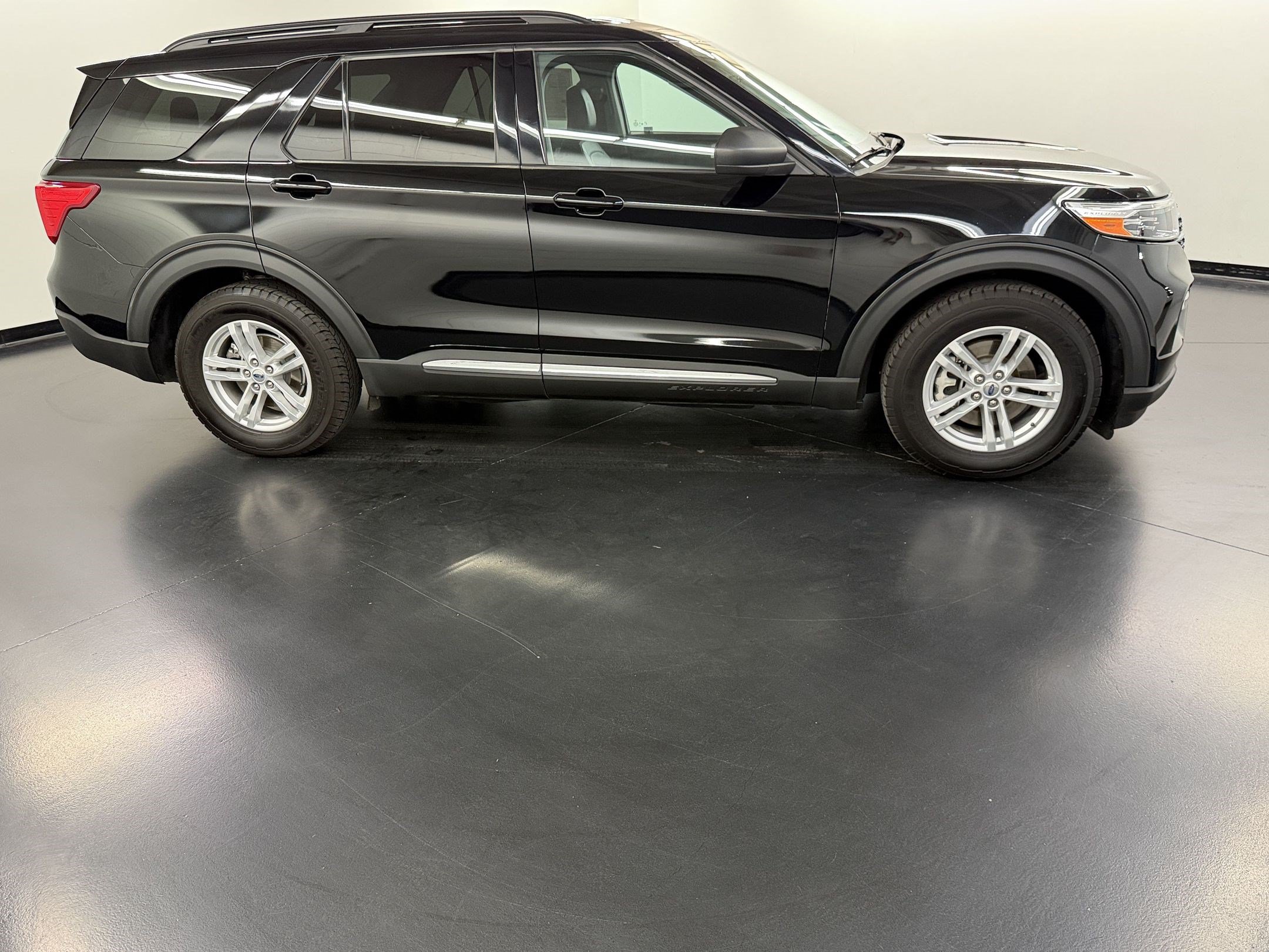 Used 2024 Ford Explorer XLT w/ Equipment Group 202A RWD image 8