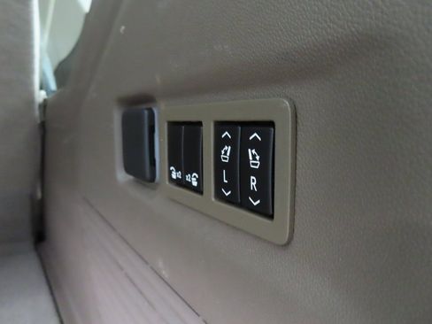 Used 2024 GMC Yukon XL Denali image 40